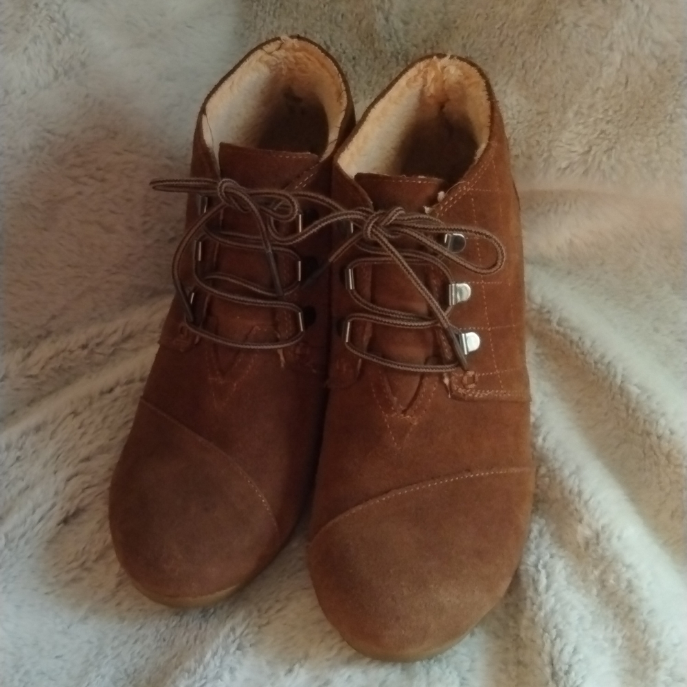 Toms desert wedge booties